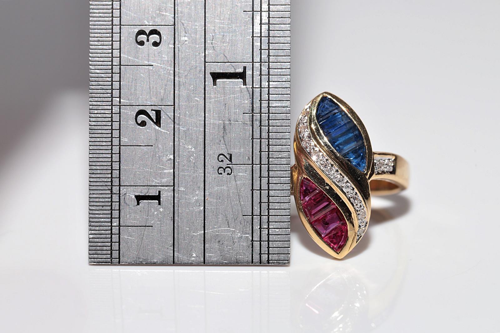 Vintage Circa 1980s 18k Gold Natural Diamond And Baguette Sapphire And Ruby Ring In condizioni buone in vendita a Fatih/İstanbul, 34