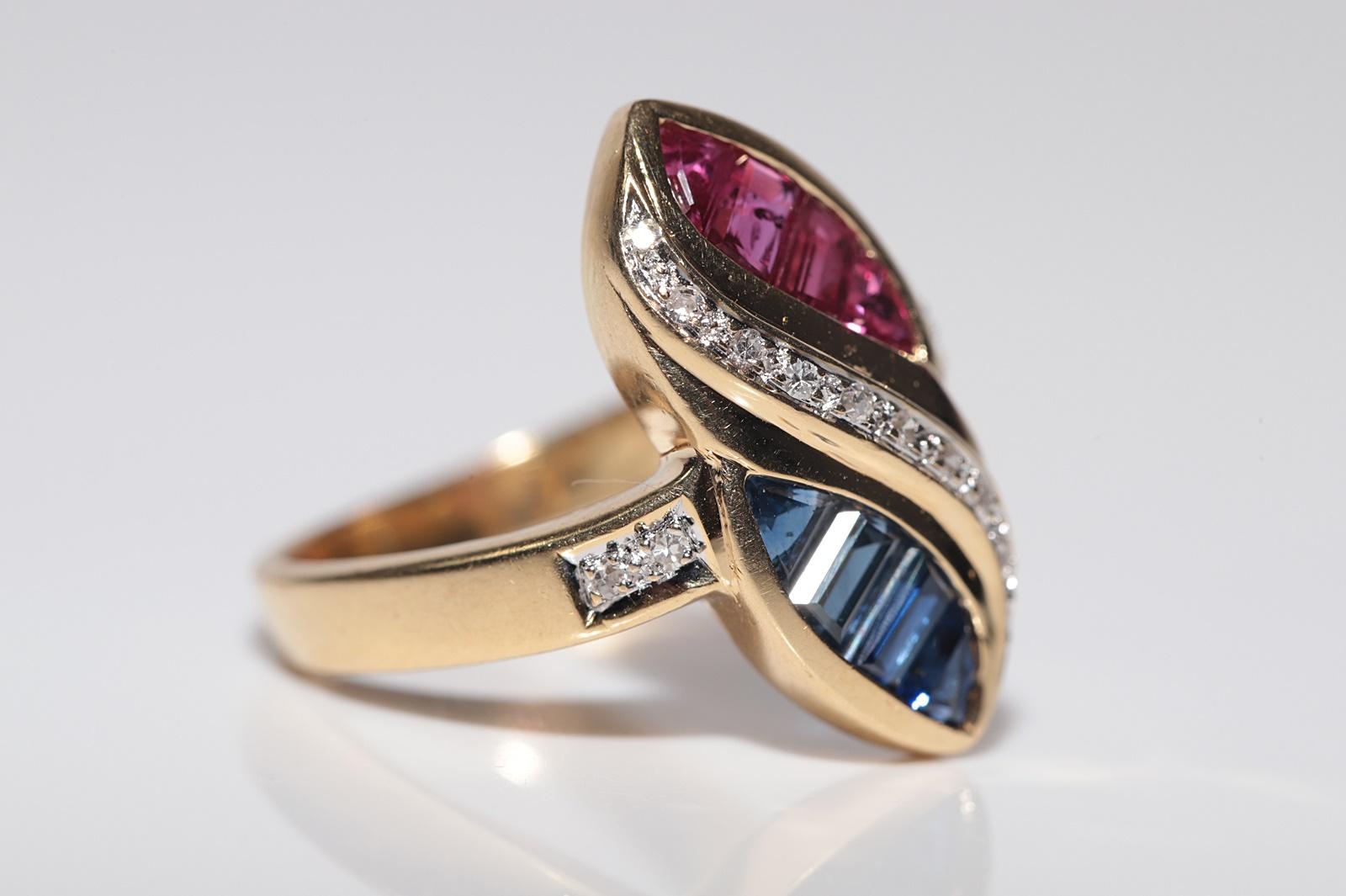 Donna Vintage Circa 1980s 18k Gold Natural Diamond And Baguette Sapphire And Ruby Ring in vendita