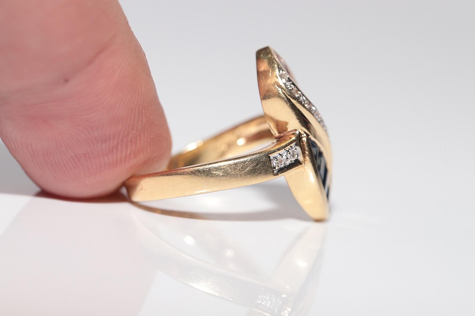 Vintage Circa 1980s 18k Gold Natural Diamond And Baguette Sapphire And Ruby Ring in vendita 1