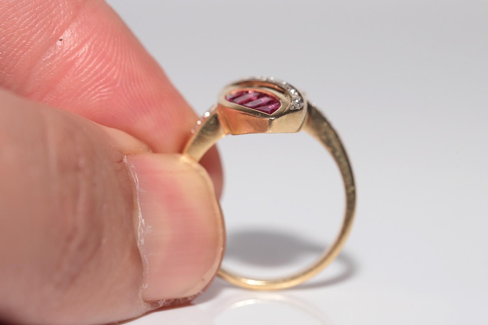 Vintage Circa 1980er Jahre 18k Gold Ring mit natürlichem Diamant und Baguette-Saphir und Rubin im Angebot 2