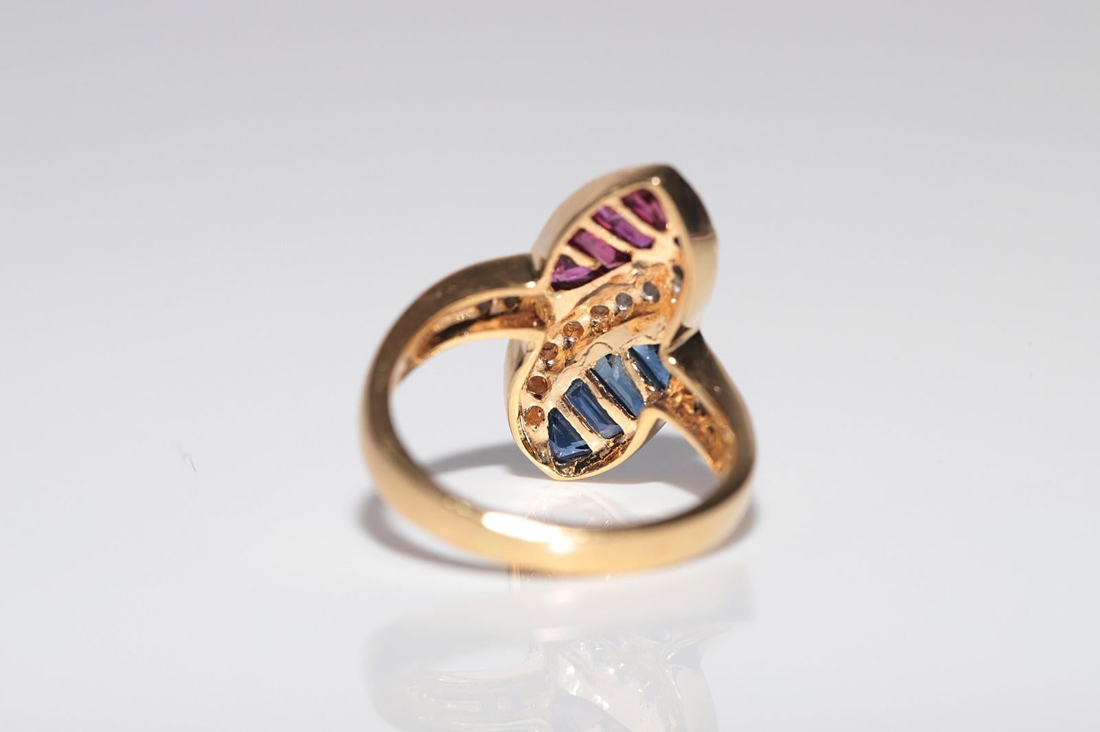 Vintage Circa 1980s 18k Gold Natural Diamond And Baguette Sapphire And Ruby Ring in vendita 3