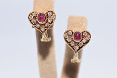 Orecchino in oro 18 carati con diamante naturale e rubino tagliato a cabochon, vintage, anni '80 circa.