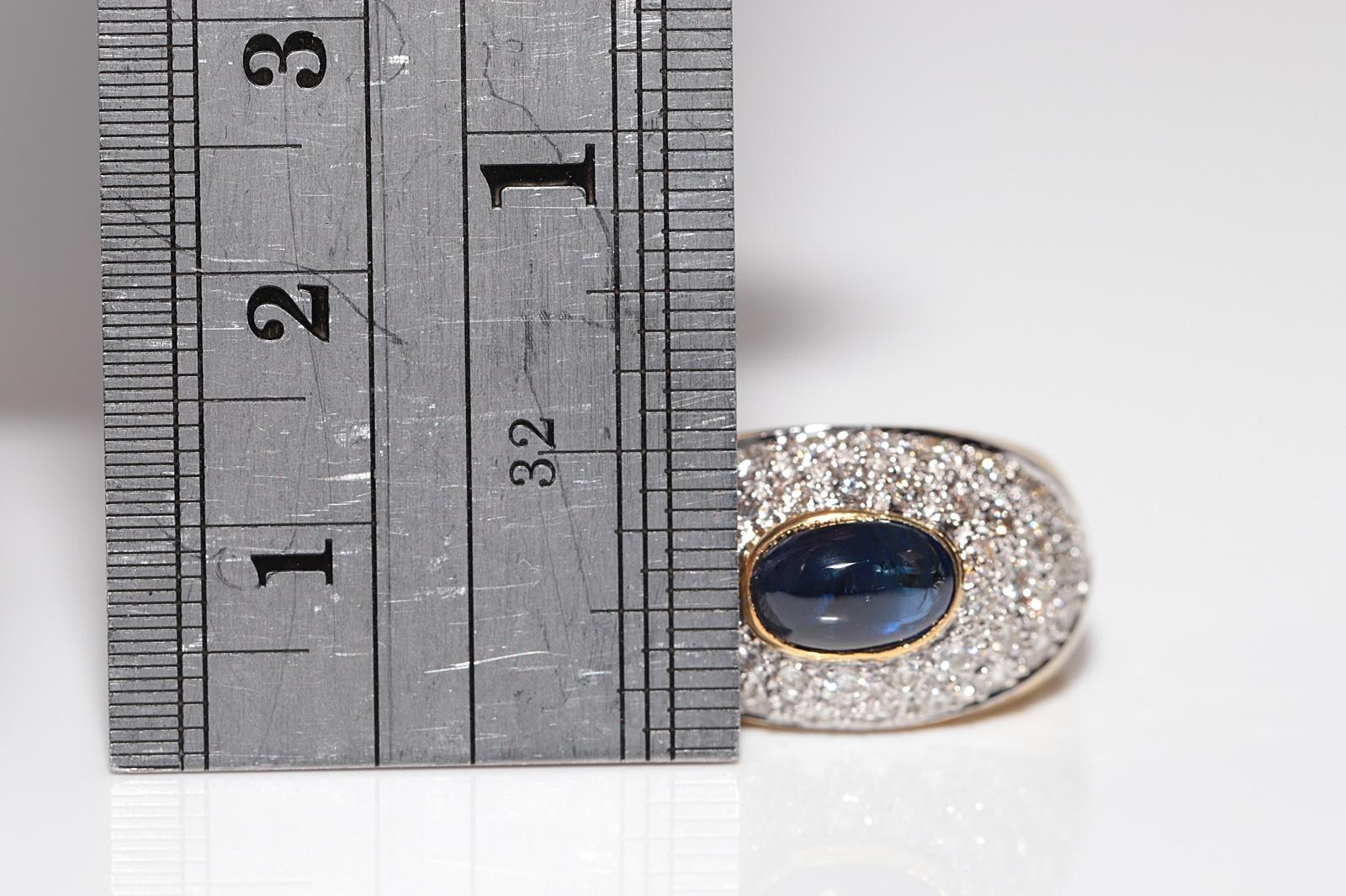 Vintage Circa 1980s 18k Gold Natural Diamond And Cabochon Cut Sapphire Ring For Sale 4