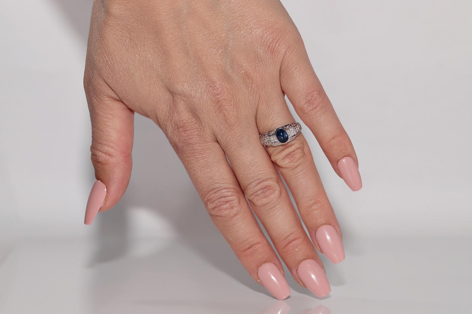 Vintage Circa 1980s 18k Gold Natural Diamond And Cabochon Cut  Sapphire Ring For Sale 8