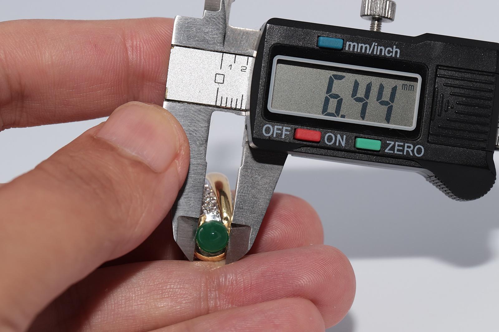 Vintage CIRCA 1980er Jahre 18k Gold natürlichen Diamanten und Cabochon Smaragd geschmückt Ring im Angebot 6