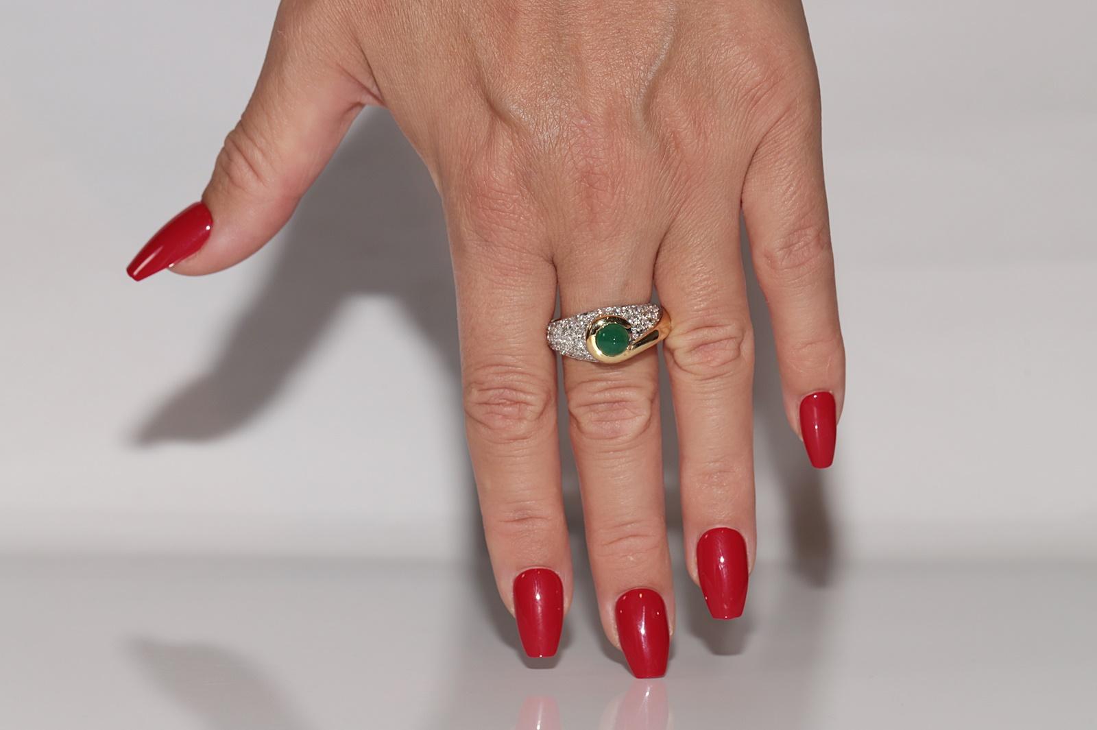Vintage CIRCA 1980er Jahre 18k Gold natürlichen Diamanten und Cabochon Smaragd geschmückt Ring im Angebot 7