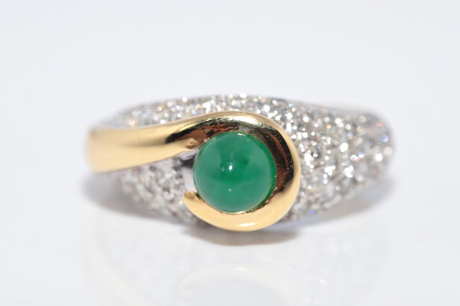 Vintage CIRCA 1980er Jahre 18k Gold natürlichen Diamanten und Cabochon Smaragd geschmückt Ring (Brillantschliff) im Angebot