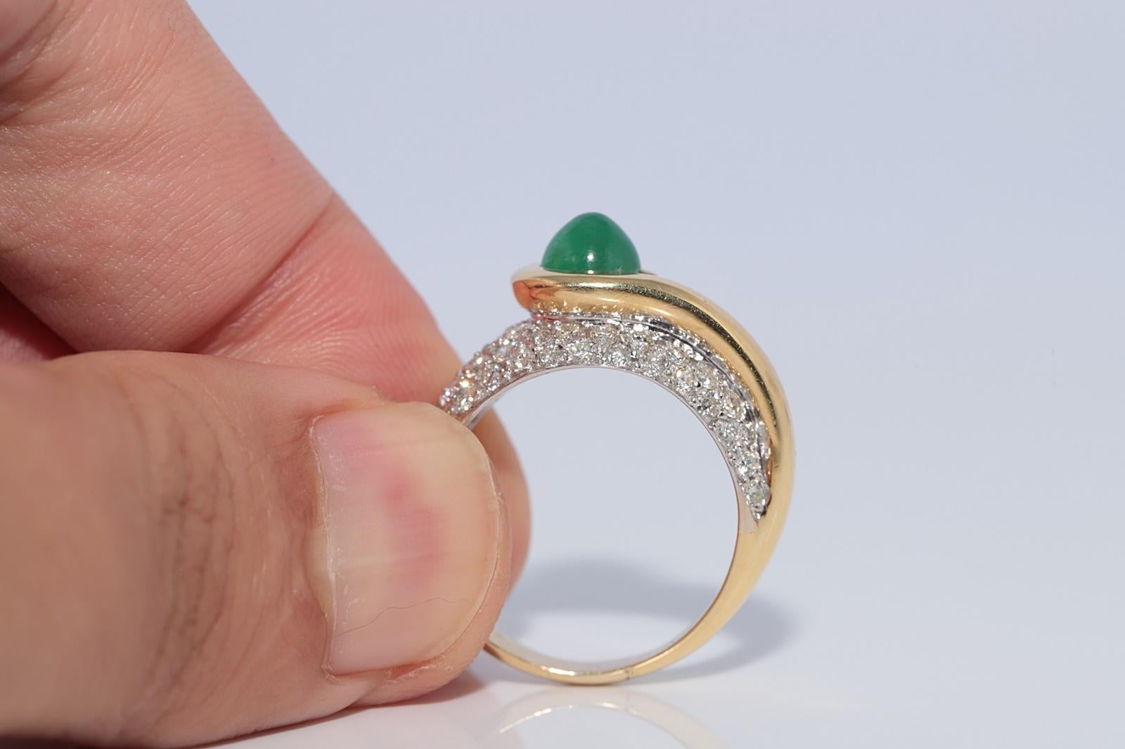 Vintage CIRCA 1980er Jahre 18k Gold natürlichen Diamanten und Cabochon Smaragd geschmückt Ring im Angebot 1