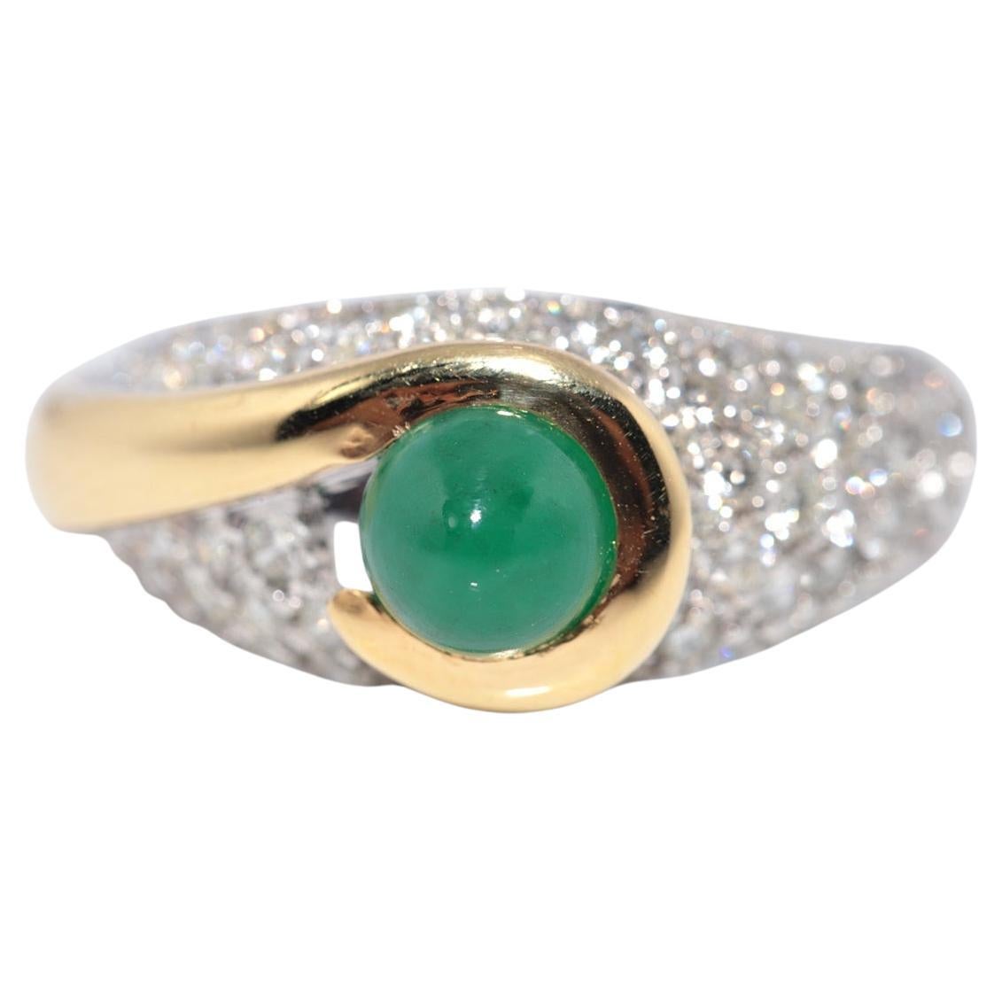Vintage Circa 1980s 18k Gold Natural Diamond And Cabochon Emerald Decorated Ring