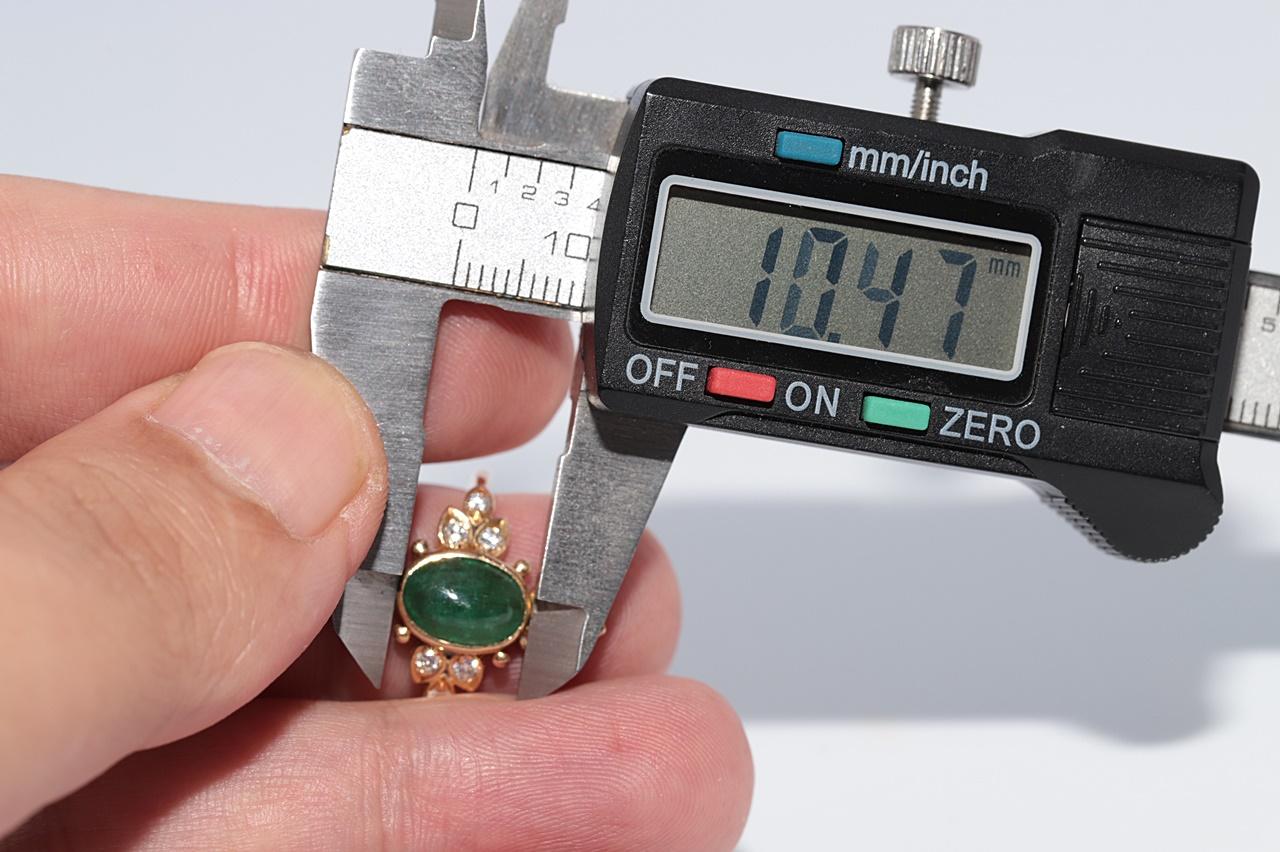 Vintage Circa 1980s 18k Gold Natural Diamond And Cabochon Emerald Navette Ring For Sale 4