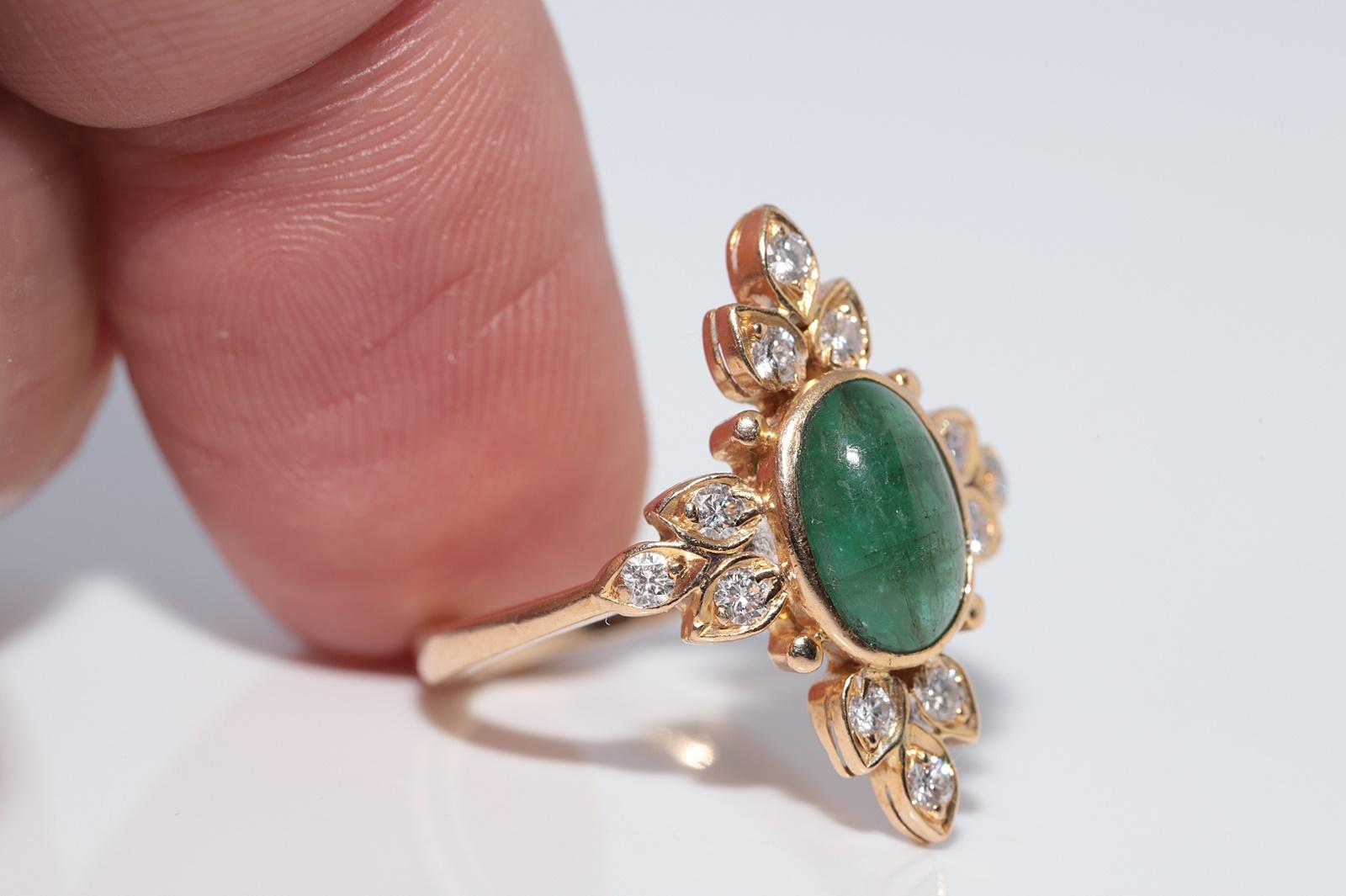Vintage Circa 1980s 18k Gold Natural Diamond And Cabochon Emerald Navette Ring In Good Condition For Sale In Fatih/İstanbul, 34