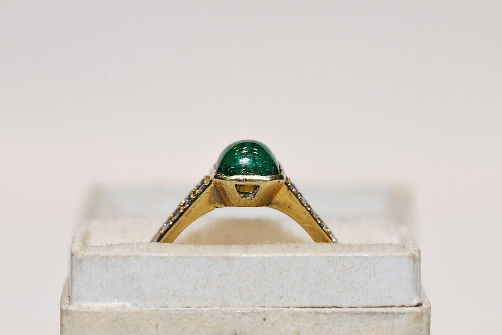 Vintage Circa 1980s 18k Gold Natural Diamond And Cabochon Emerald Ring  For Sale 4