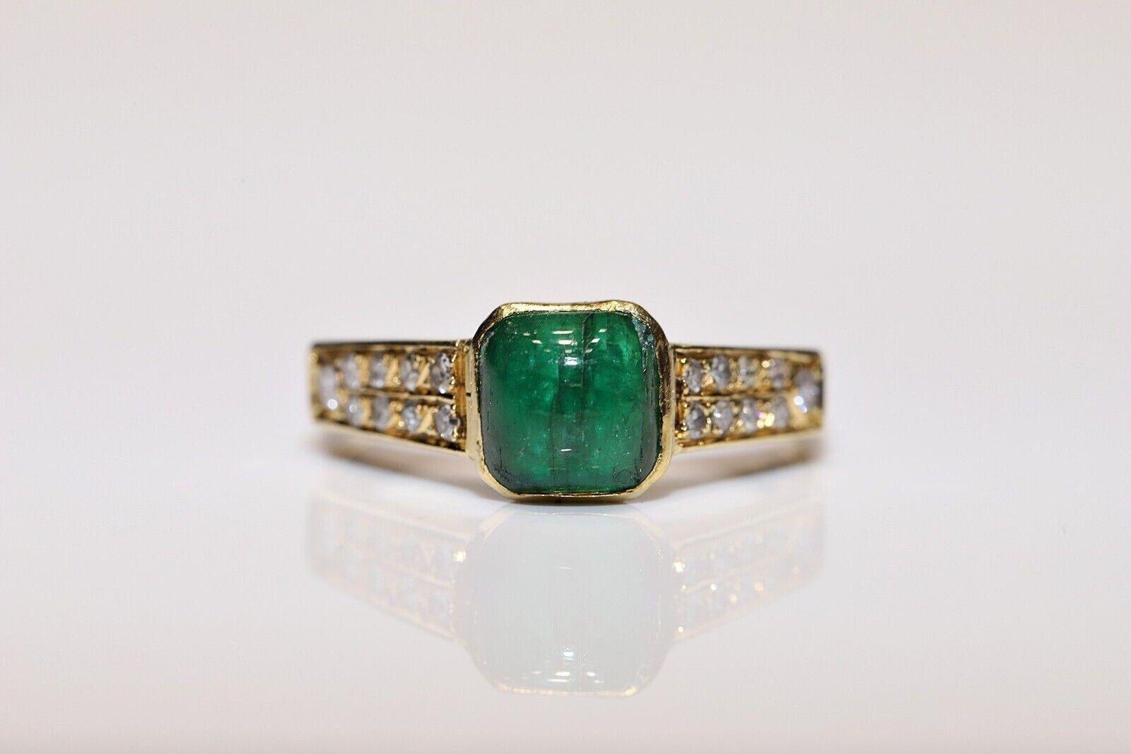 Vintage Circa 1980s 18k Gold Natural Diamond And Cabochon Emerald Ring  For Sale 5