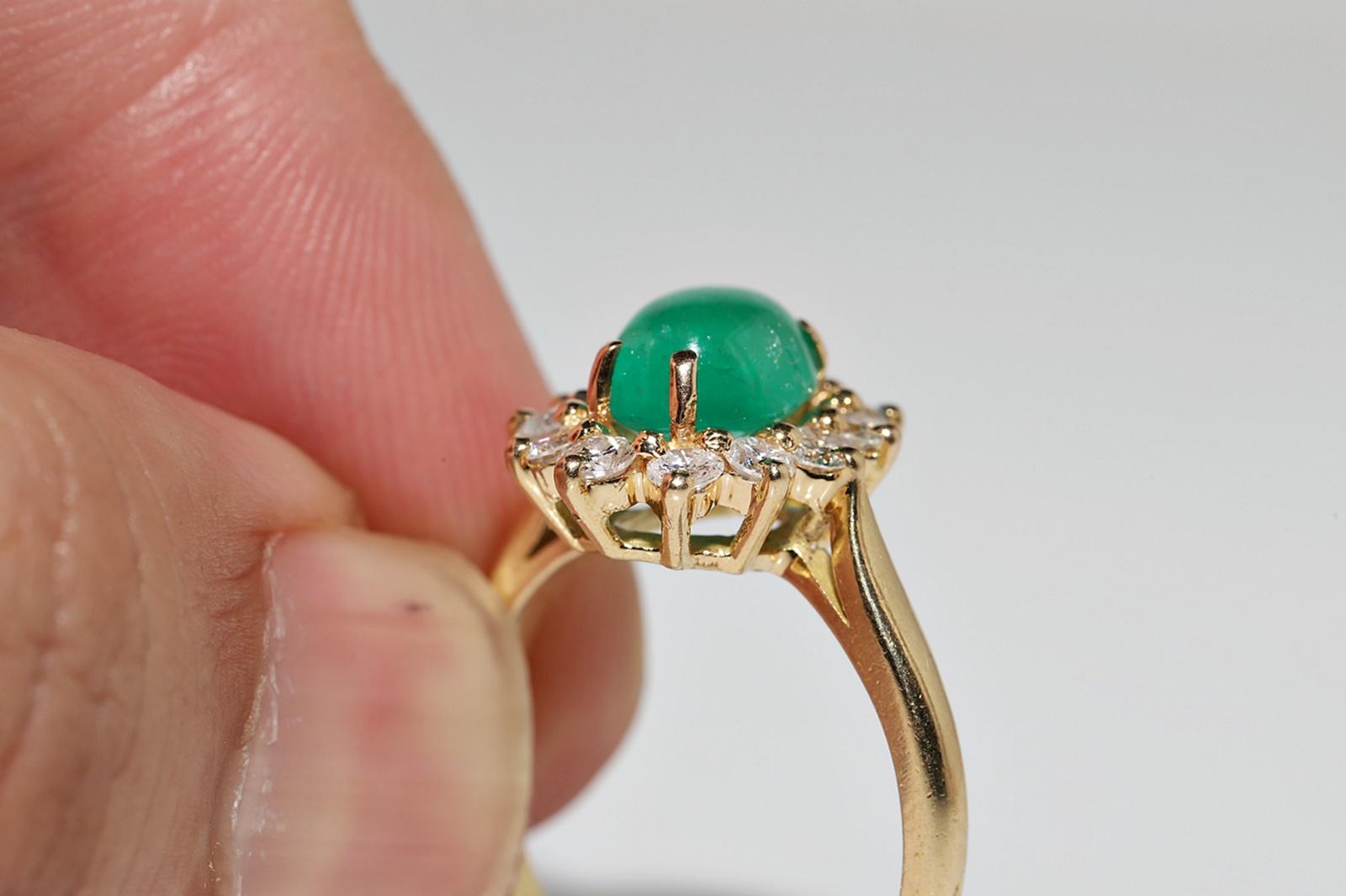Vintage Circa 1980s 18k Gold Natural Diamond And Cabochon Emerald Ring For Sale 8