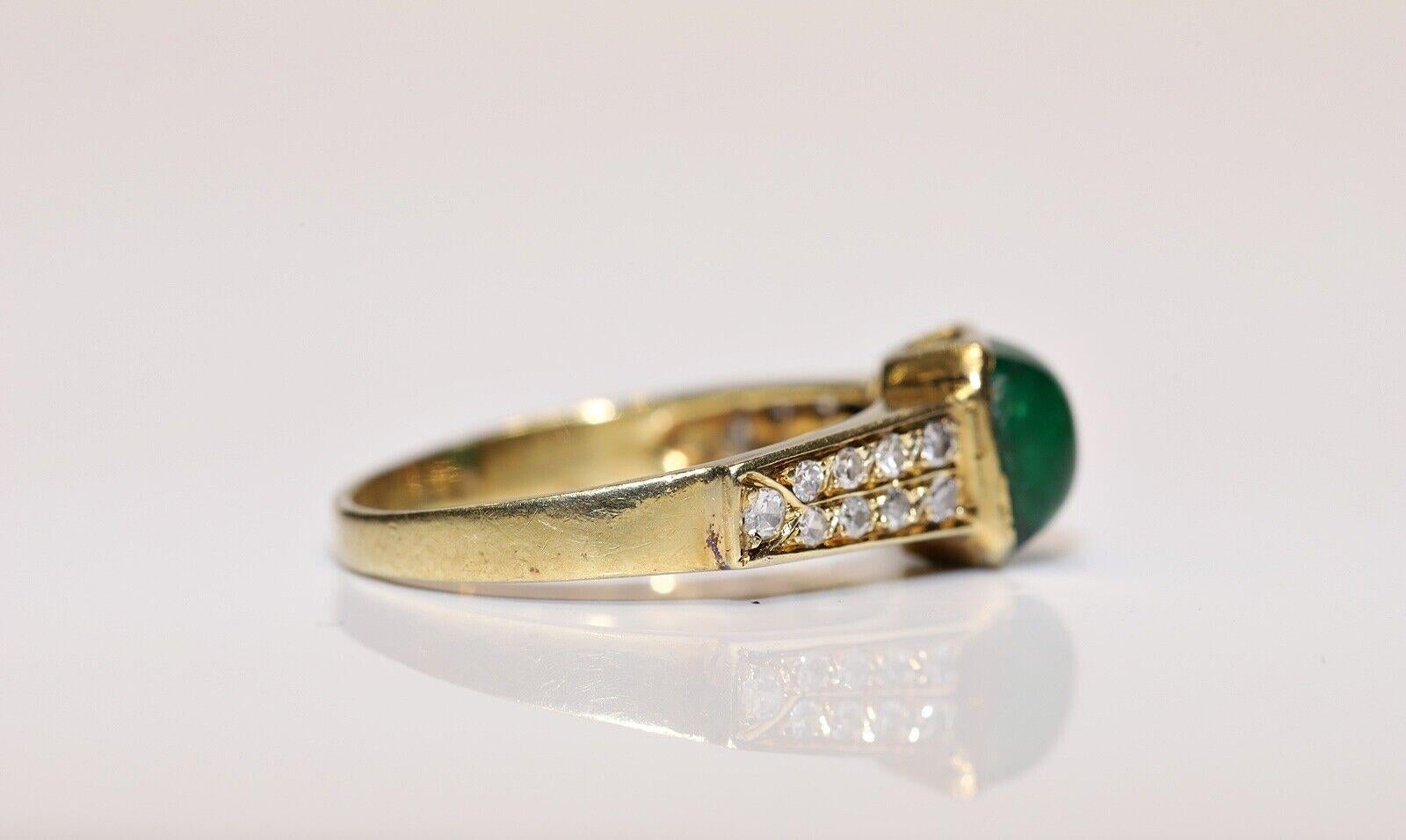 Retro Vintage Circa 1980s 18k Gold Natural Diamond And Cabochon Emerald Ring  For Sale