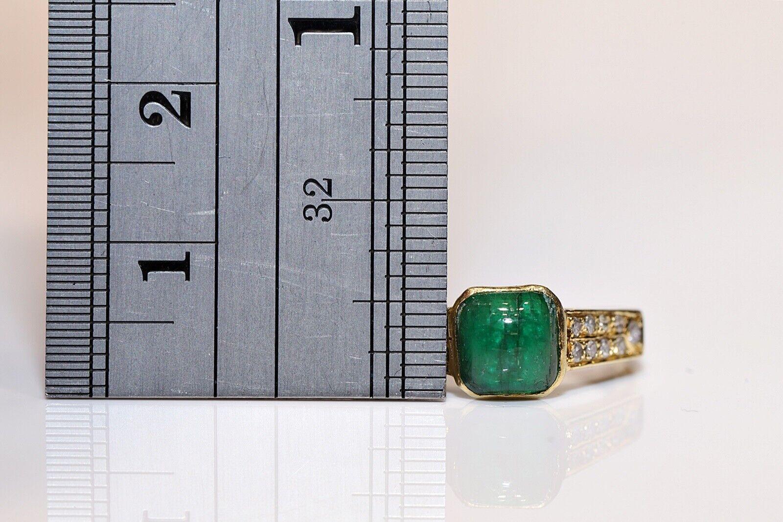 Vintage Circa 1980s 18k Gold Natural Diamond And Cabochon Emerald Ring  In Good Condition For Sale In Fatih/İstanbul, 34
