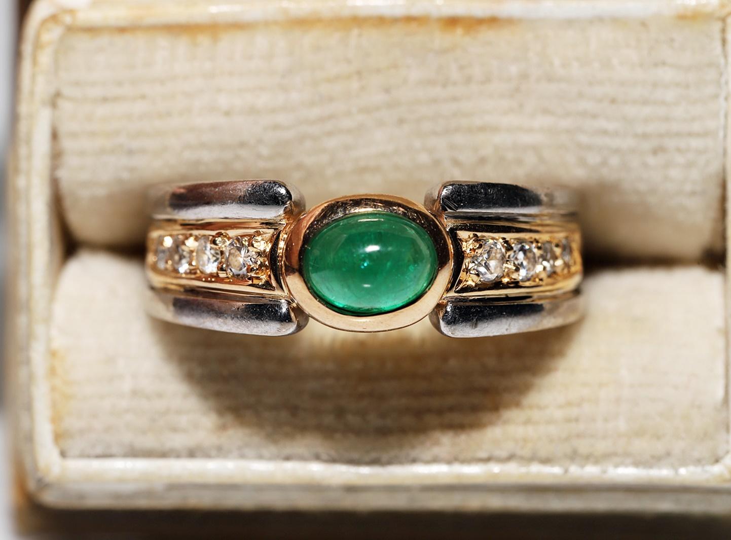 Vintage Circa 1980s 18k Gold Natural Diamond And Cabochon Emerald Ring In Good Condition For Sale In Fatih/İstanbul, 34