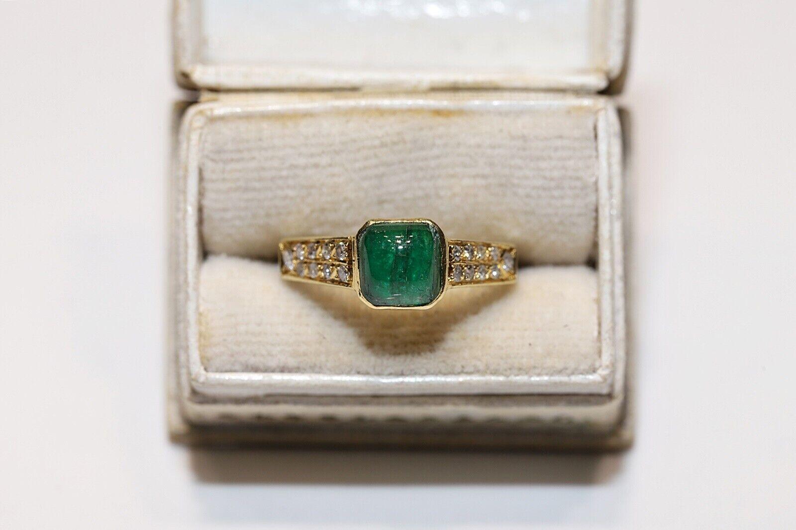 Vintage Circa 1980s 18k Gold Natural Diamond And Cabochon Emerald Ring  For Sale 2