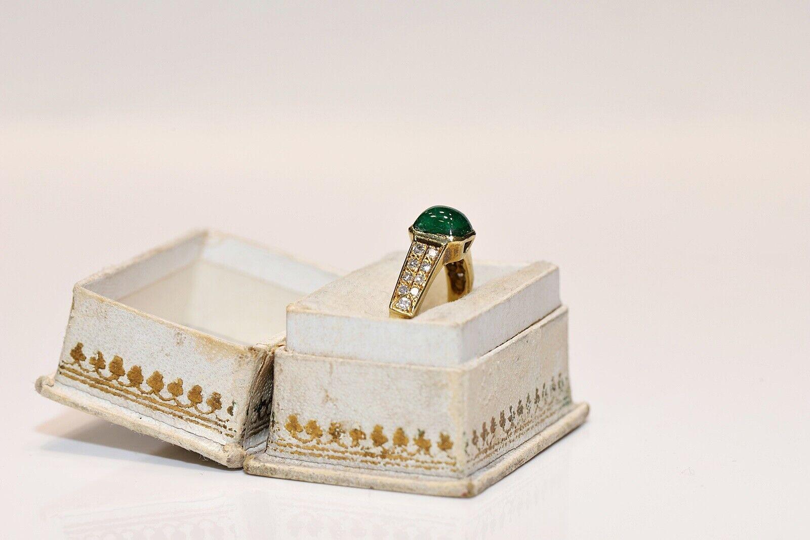 Vintage Circa 1980s 18k Gold Natural Diamond And Cabochon Emerald Ring  For Sale 3