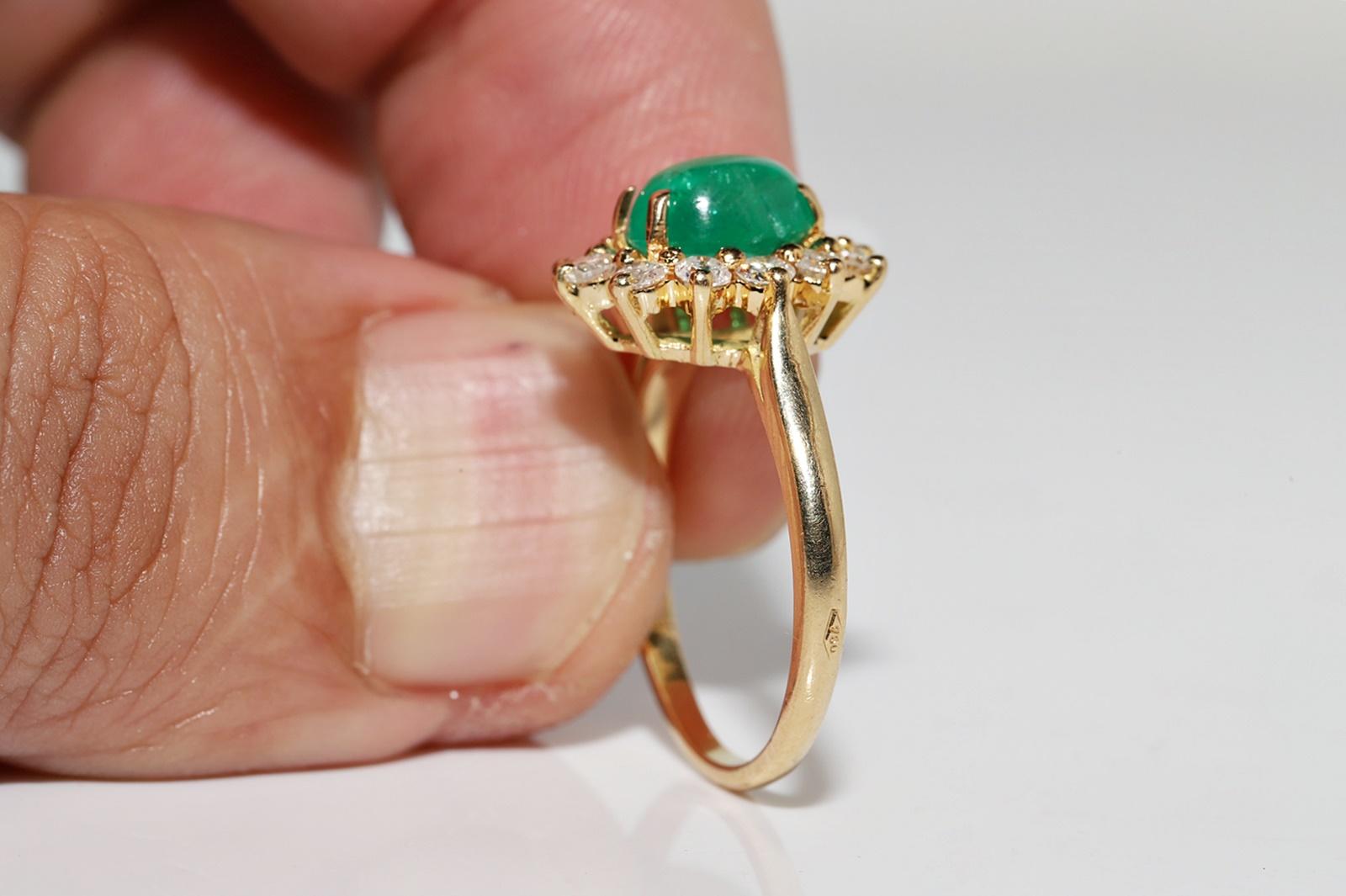 Vintage Circa 1980s 18k Gold Natural Diamond And Cabochon Emerald Ring For Sale 3