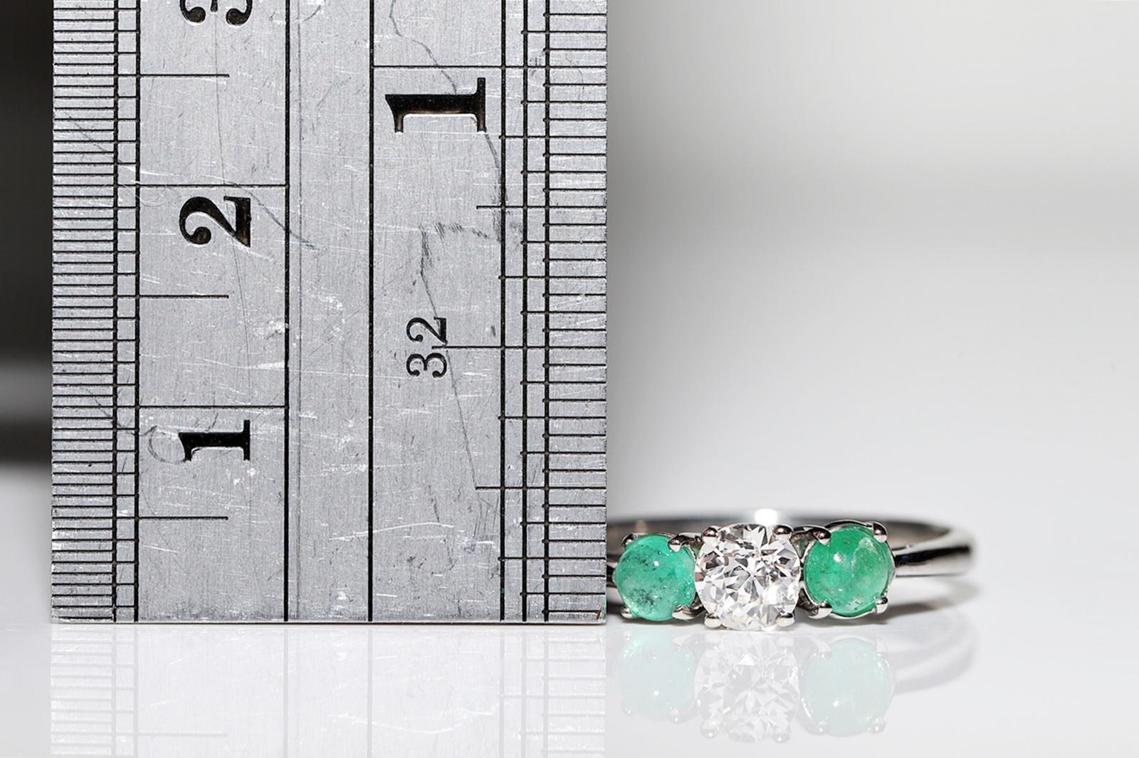 Vintage Circa 1980s 18k Gold Natural Diamond And Cabochon Emerald Ring For Sale 3