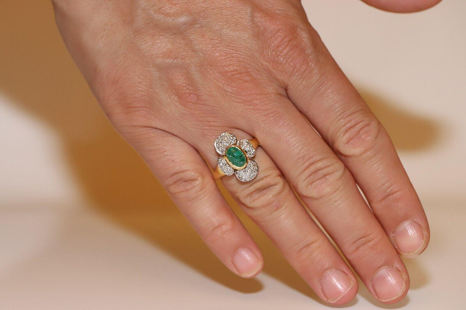 Vintage Circa 1980s 18k Gold Natural Diamond And Cabochon Emerald Strong Ring For Sale 5