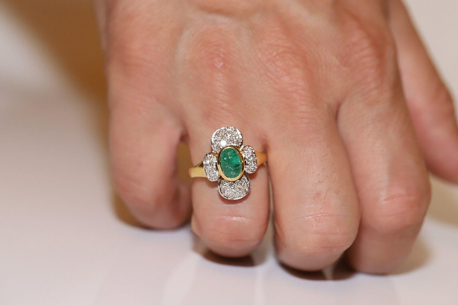 Vintage Circa 1980s 18k Gold Natural Diamond And Cabochon Emerald Strong Ring For Sale 6