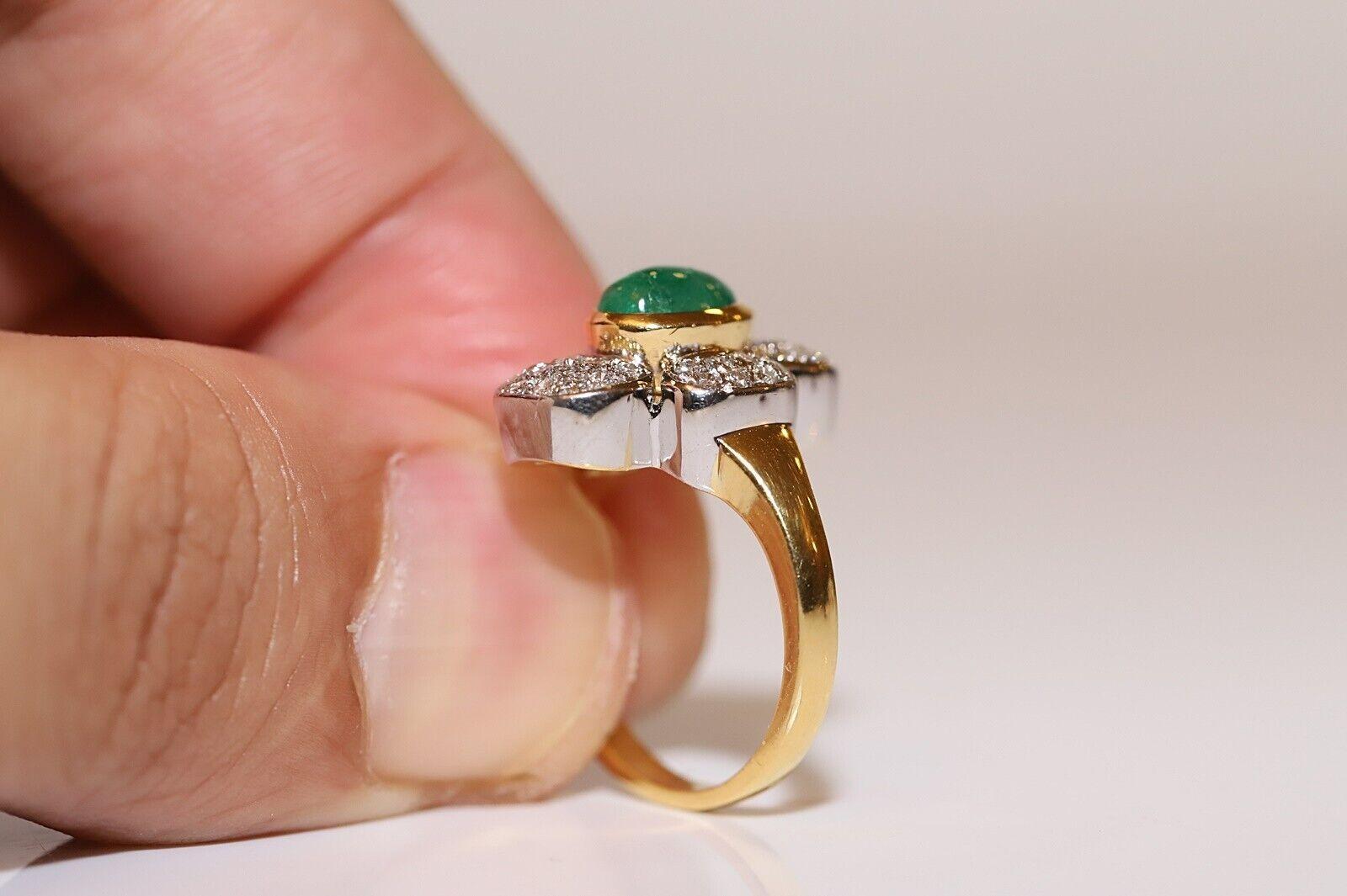 Vintage Circa 1980s 18k Gold Natural Diamond And Cabochon Emerald Strong Ring For Sale 3