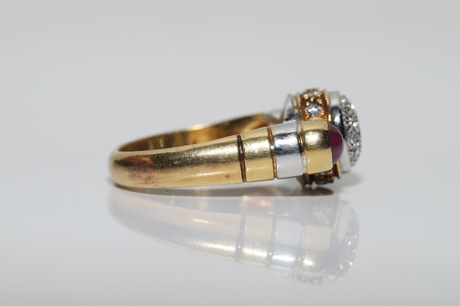 Vintage Circa 1980er Jahre 18k Gold Natürlicher Diamant und Cabochon Rubin Dekorierter Ring im Angebot 6