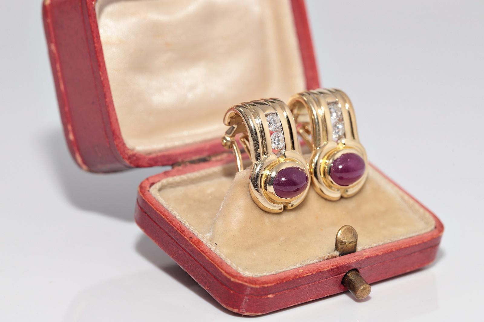 Vintage CIRCA 1980s 18k Gold Natürlicher Diamant und Cabochon Rubin Ohrring (Brillantschliff) im Angebot