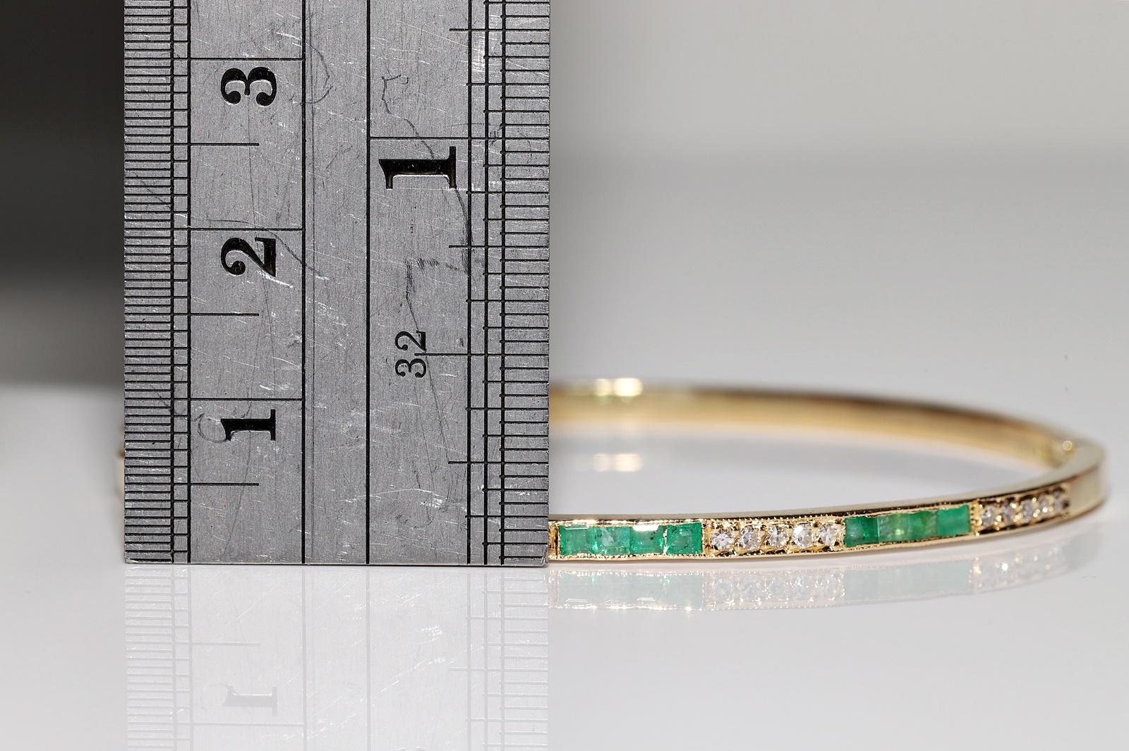 Vintage Circa 1980s 18k Gold Natural Diamond And Caliber Cut Emerald Bracelet For Sale 4
