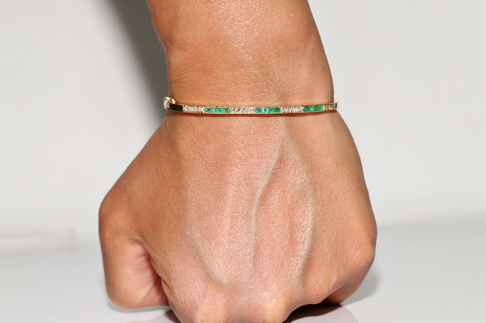 Retro Vintage Circa 1980s 18k Gold Natural Diamond And Caliber Cut Emerald Bracelet For Sale
