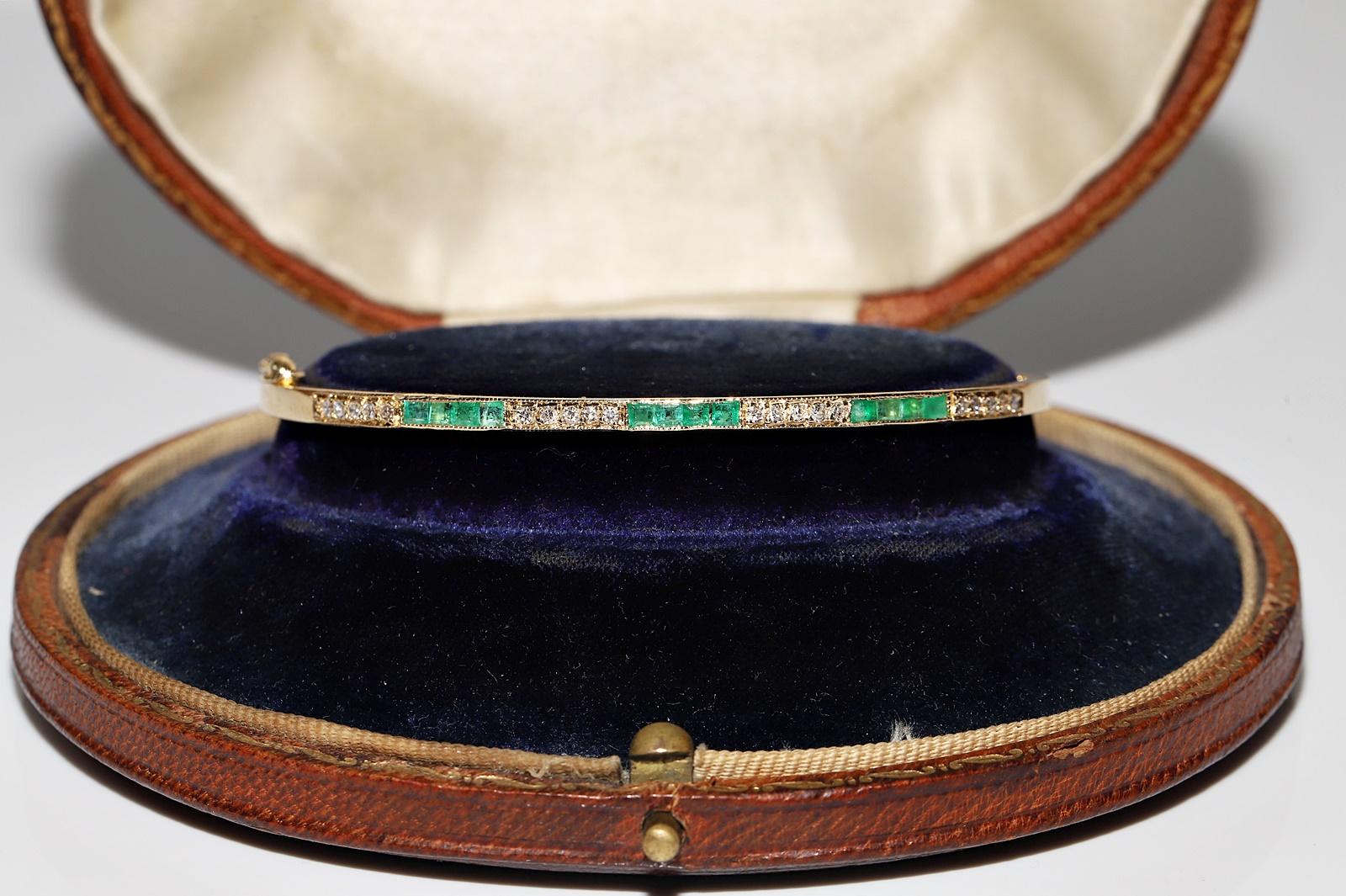 Women's Vintage Circa 1980s 18k Gold Natural Diamond And Caliber Cut Emerald Bracelet For Sale