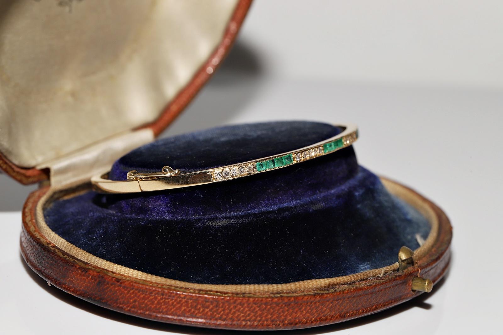 Vintage Circa 1980s 18k Gold Natural Diamond And Caliber Cut Emerald Bracelet For Sale 2