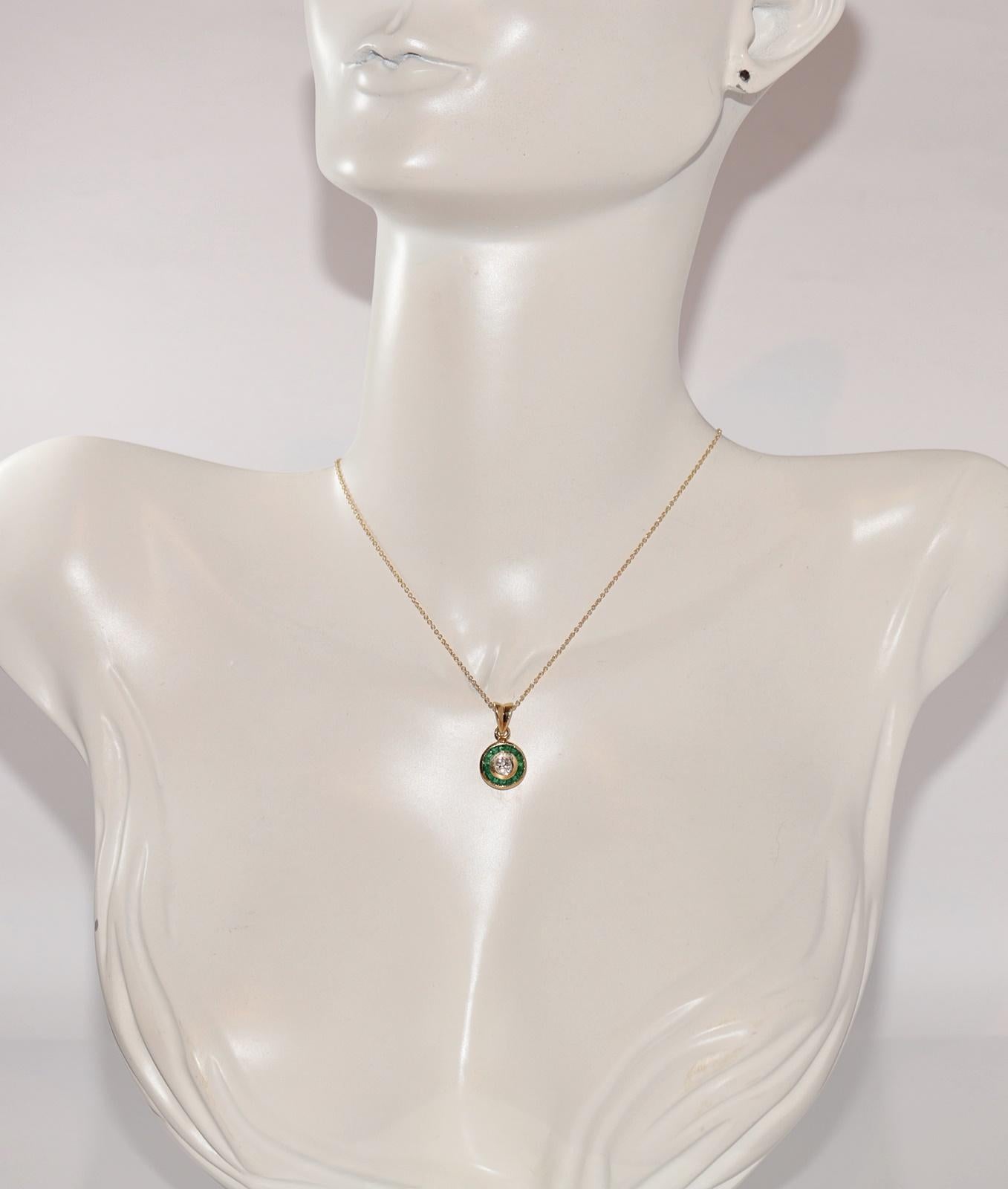 In sehr gutem Zustand.
Das Gesamtgewicht beträgt 5,7 Gramm.
Insgesamt ist Diamant 0,22 ct.
Der Diamant hat F Farbe und vvs Klarheit.
Insgesamt ist Smaragd 0,50 ct.
Die Gesamtlänge der Kette beträgt 45 cm.
Bitte kontaktieren Sie uns bei Fragen.