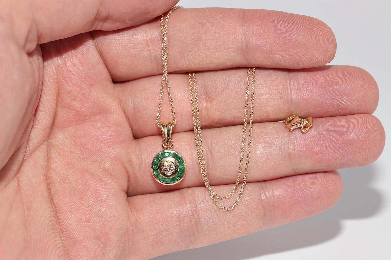 Halskette, Vintage, ca. 1980er Jahre, 18 Karat Gold, natürlicher Diamant und Smaragd im Kaliberschliff im Angebot 3