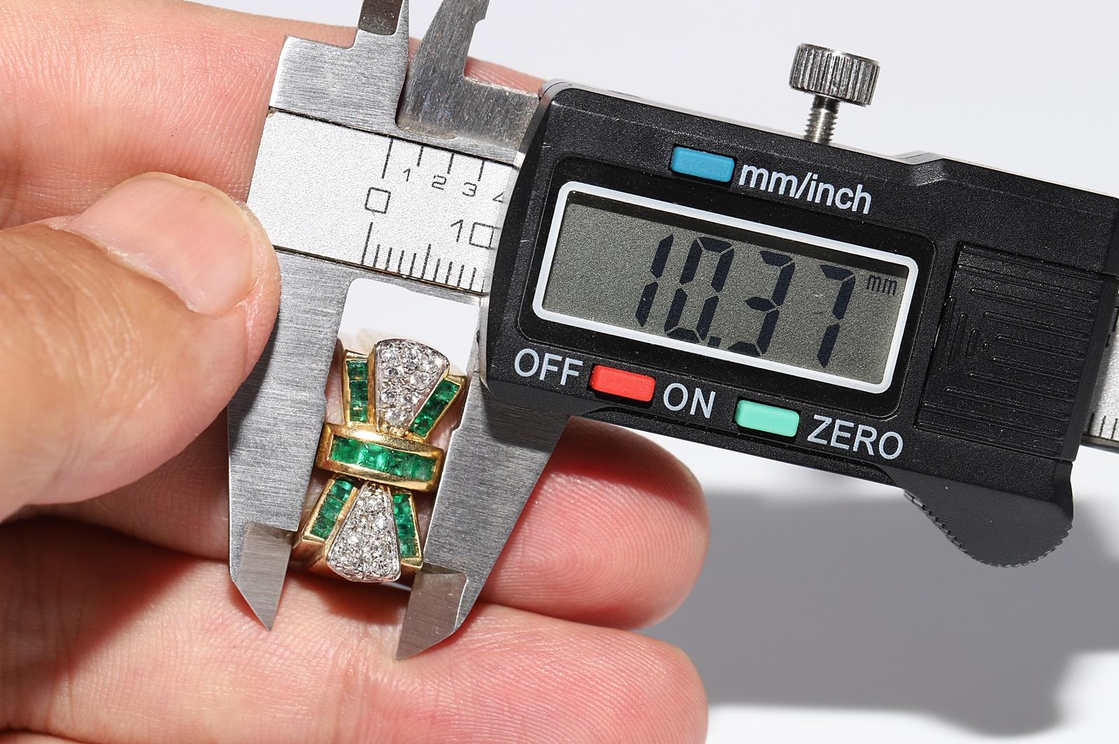 Vintage Circa 1980er Jahre 18k Gold natürlicher Diamant und Smaragdring mit Kaliberschliff im Kaliberschliff im Angebot 7