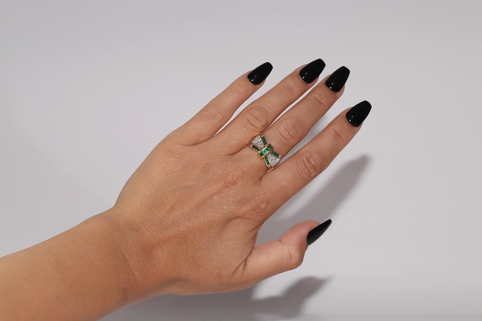 Vintage Circa 1980er Jahre 18k Gold natürlicher Diamant und Smaragdring mit Kaliberschliff im Kaliberschliff im Angebot 8