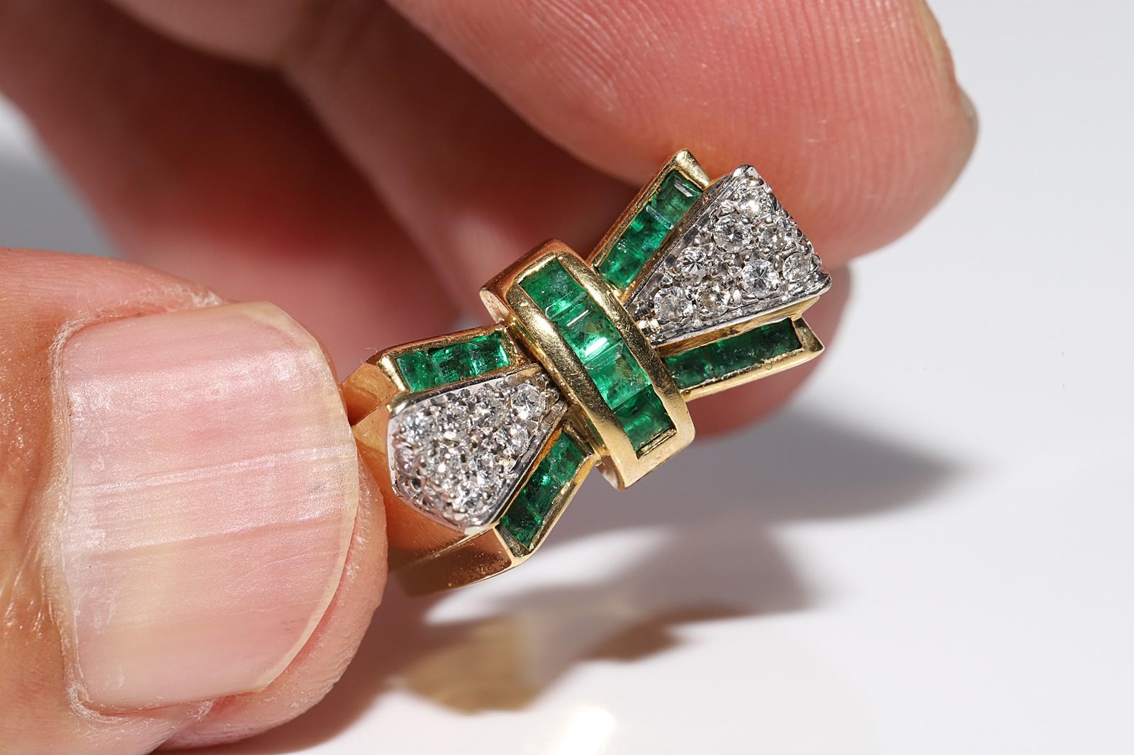 Vintage Circa 1980er Jahre 18k Gold natürlicher Diamant und Smaragdring mit Kaliberschliff im Kaliberschliff im Angebot 11