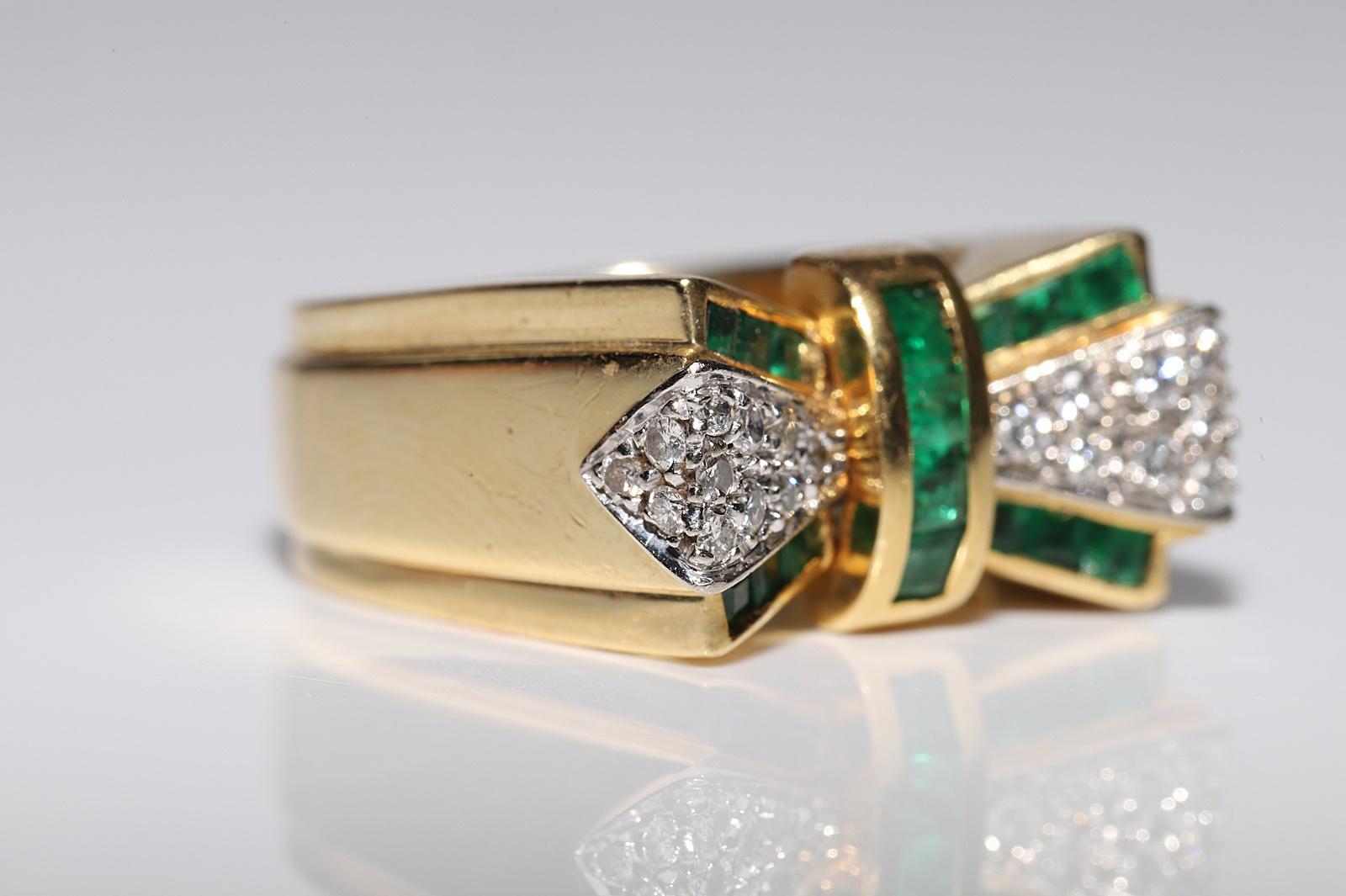 Vintage Circa 1980er Jahre 18k Gold natürlicher Diamant und Smaragdring mit Kaliberschliff im Kaliberschliff (Brillantschliff) im Angebot