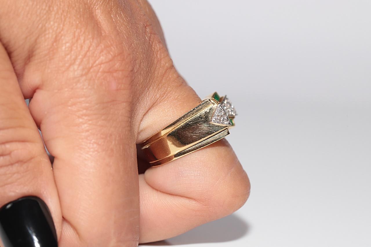 Vintage Circa 1980er Jahre 18k Gold natürlicher Diamant und Smaragdring mit Kaliberschliff im Kaliberschliff im Angebot 1
