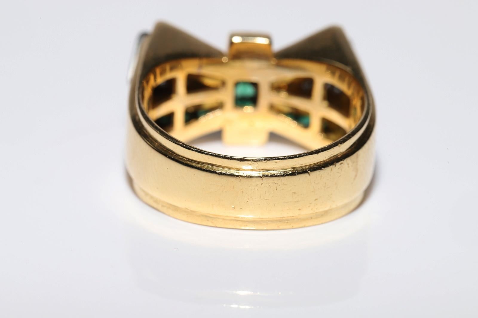 Vintage Circa 1980er Jahre 18k Gold natürlicher Diamant und Smaragdring mit Kaliberschliff im Kaliberschliff im Angebot 3