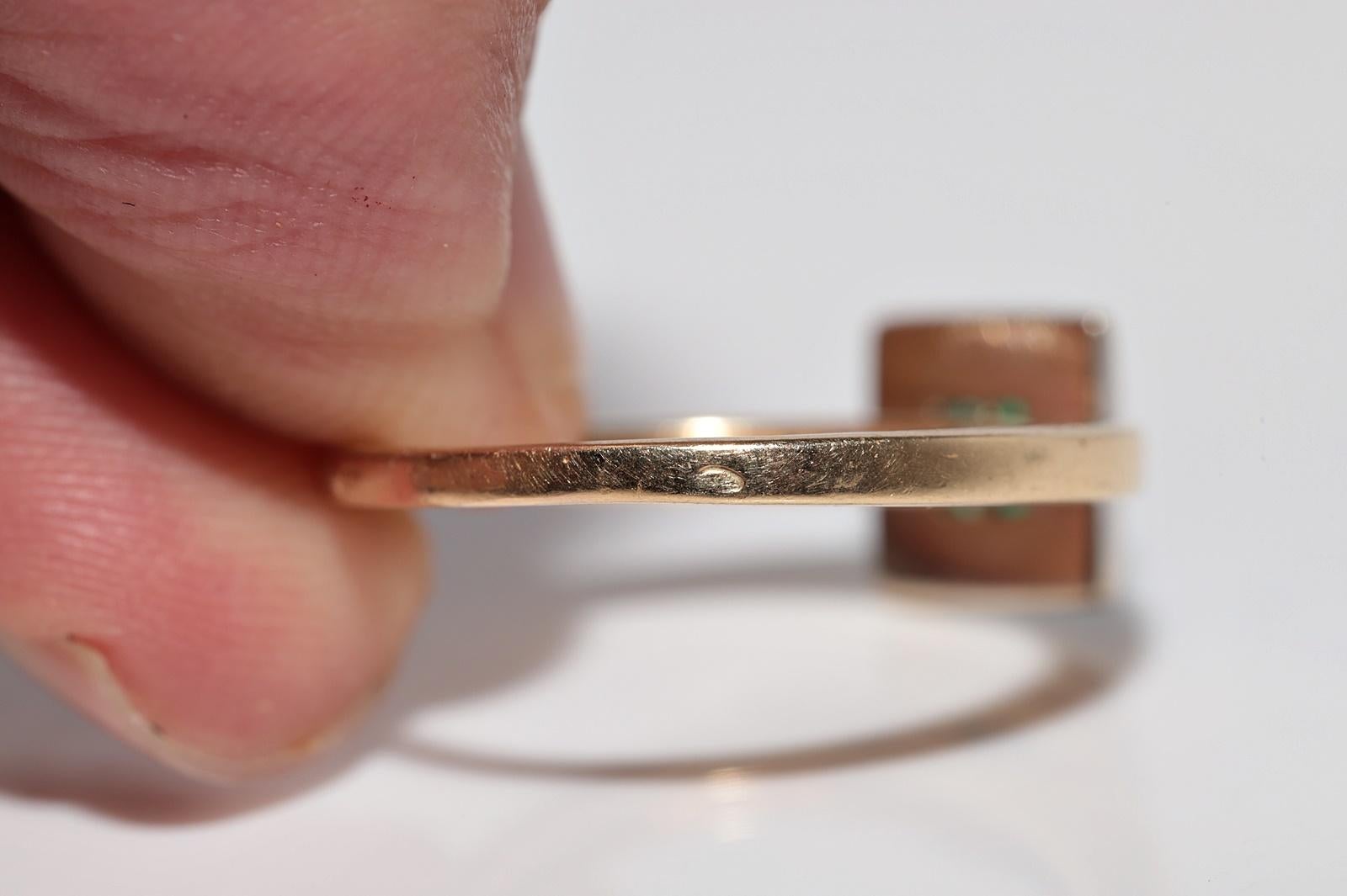 Vintage Circa 1980s 18k Gold Natural Diamond And Caliber Cut Emerald Square Ring For Sale 10