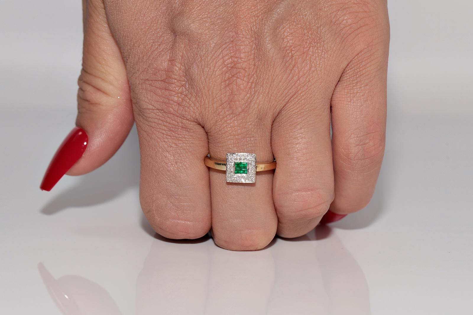 Artisan Vintage Circa 1980s 18k Gold Natural Diamond And Caliber Cut Emerald Square Ring For Sale