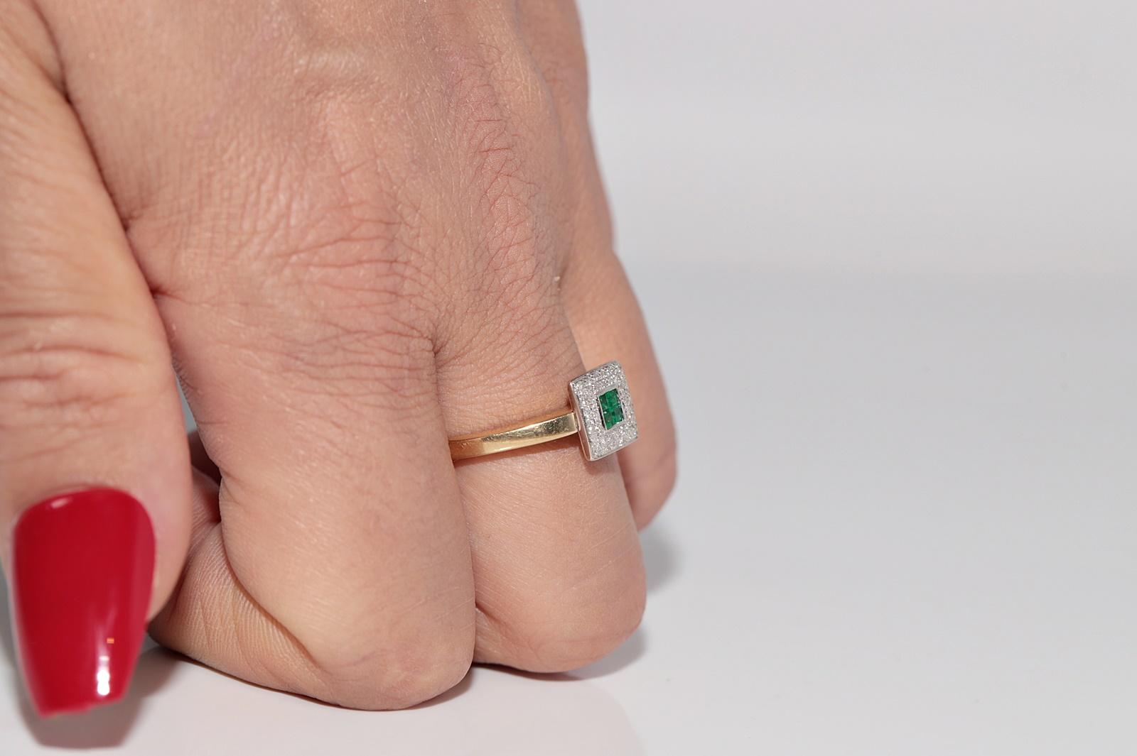 Vintage Circa 1980s 18k Gold Natural Diamond And Caliber Cut Emerald Square Ring In Good Condition For Sale In Fatih/İstanbul, 34