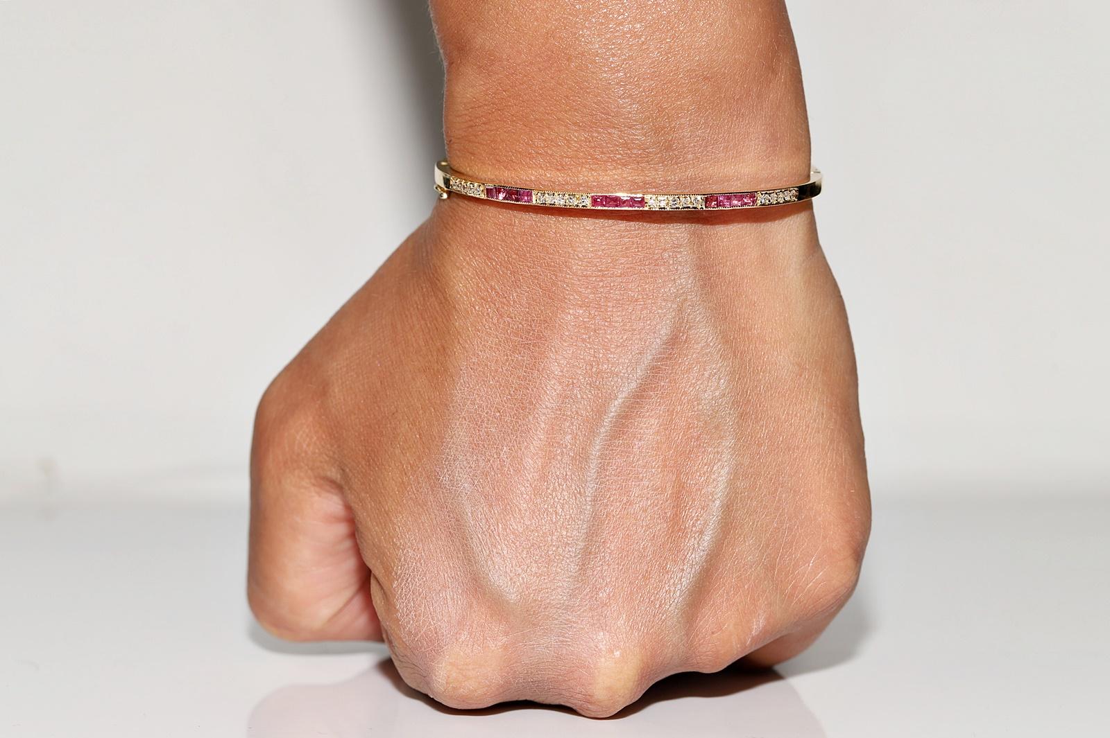Armband aus 18 Karat Gold mit natürlichen Diamanten und Rubin im Kaliberschliff, Vintage, ca. 1980er Jahre (Retro) im Angebot