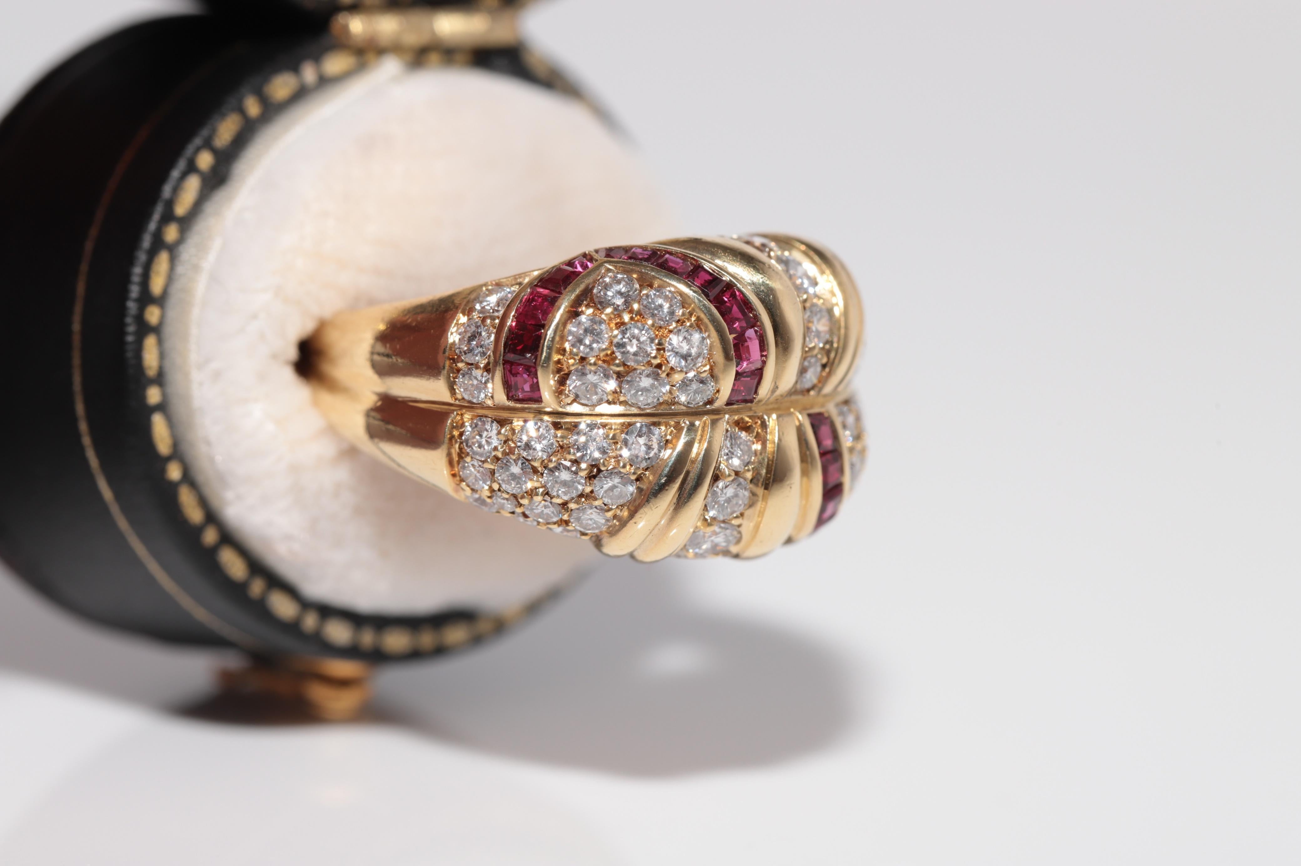 Dekorierter Vintage-Ring aus 18 Karat Gold mit natürlichem Diamanten und Rubin im Kaliberschliff, ca. 1980er Jahre (Retro) im Angebot
