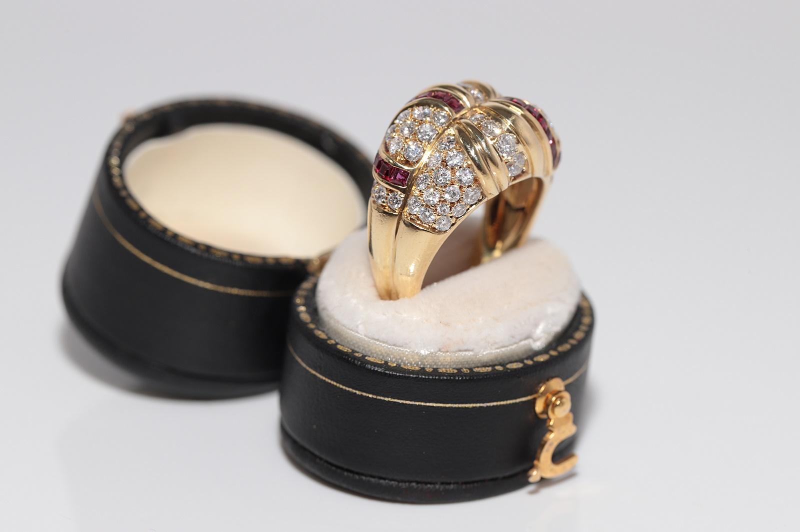 Dekorierter Vintage-Ring aus 18 Karat Gold mit natürlichem Diamanten und Rubin im Kaliberschliff, ca. 1980er Jahre (Brillantschliff) im Angebot