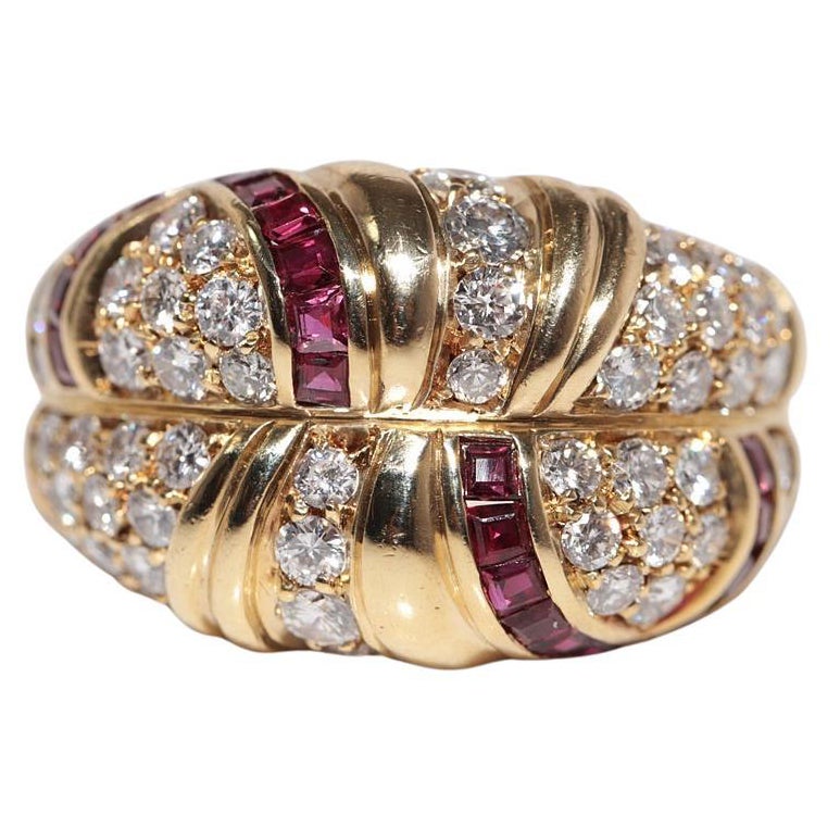 Anello decorato con diamanti naturali e rubini calibrati in oro 18 carati, vintage, anni
80 circa.
