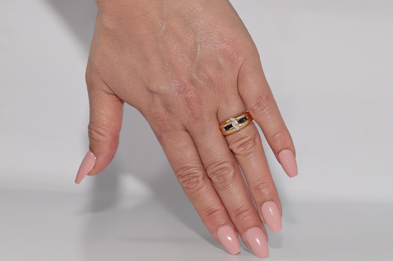 In sehr gutem Zustand.
Das Gesamtgewicht beträgt 6.1 Gramm.
Insgesamt ist Diamant 0,10 ct.
Der Diamant hat die Farbe H und die Reinheit V.
Insgesamt ist Saphir 0,30 ct.
Ringgröße ist US 6
Wir können jede Größe herstellen.
Die Schachtel ist nicht